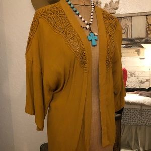 🌿Mustard yellow shrug wither detail and shoulder.